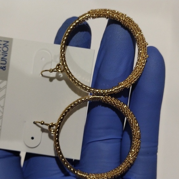 Golden Texture: Elegant Fishhook Hoop Earrings - Braided Mesh Detail Jewelry - Picture 6 of 8